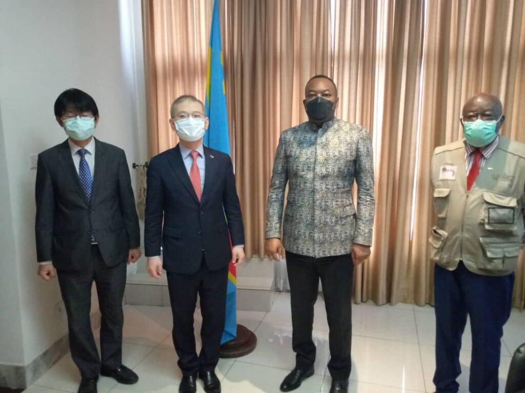 L'ambassadeur coréen chez le ministre de la santé, Eteni Longondo 1