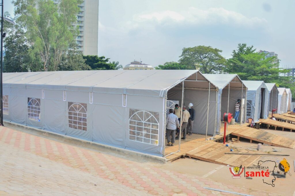 Construction d'un hôpital mobile pour la prise en charge des malades du coronavirus. 1