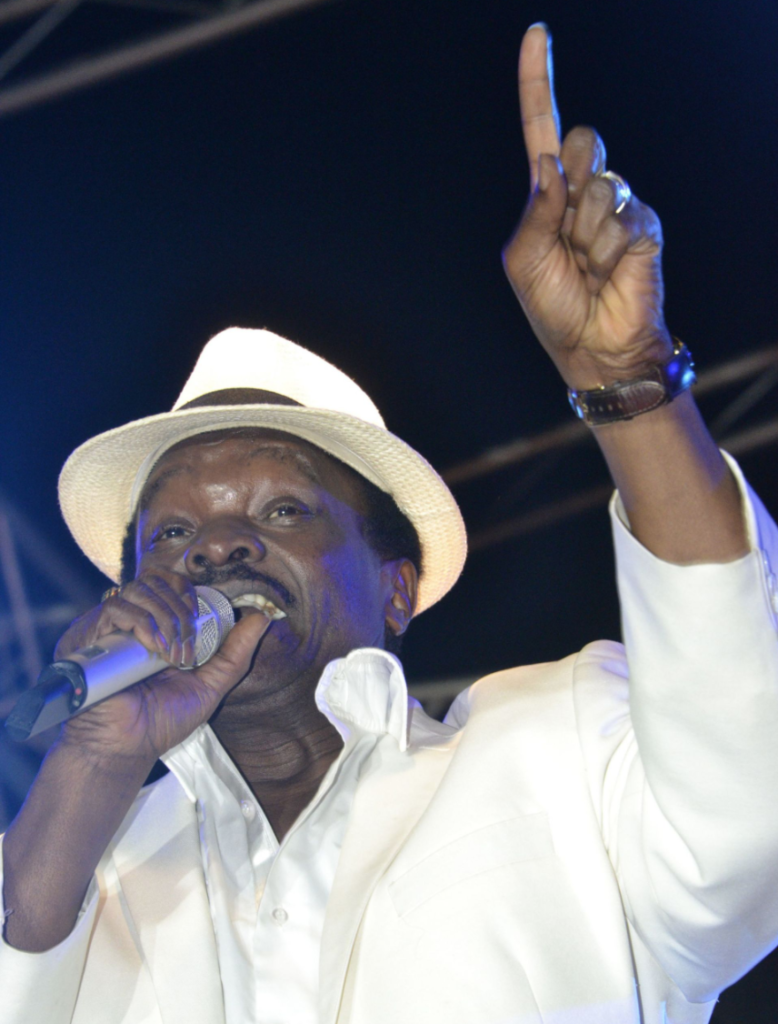 Adieu l'artiste. Le chanteur et musicien guinéen Mory Kanté, connu pour "Yéké Yéké", est décédé 1