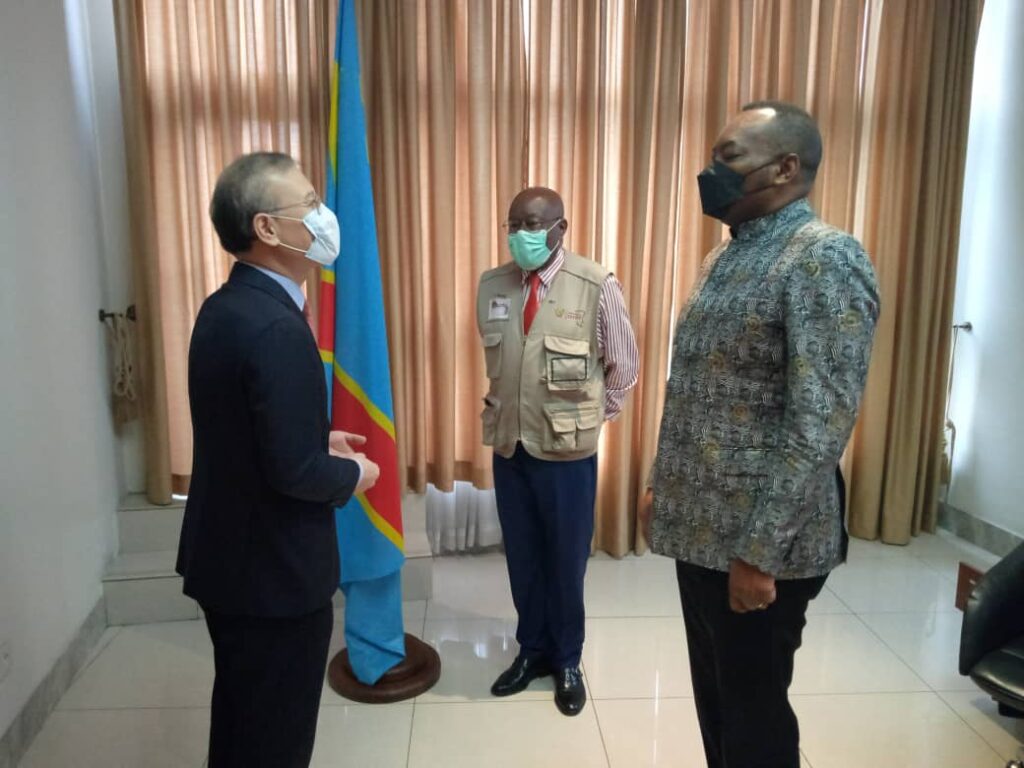 L'ambassadeur coréen chez le ministre de la santé, Eteni Longondo 2