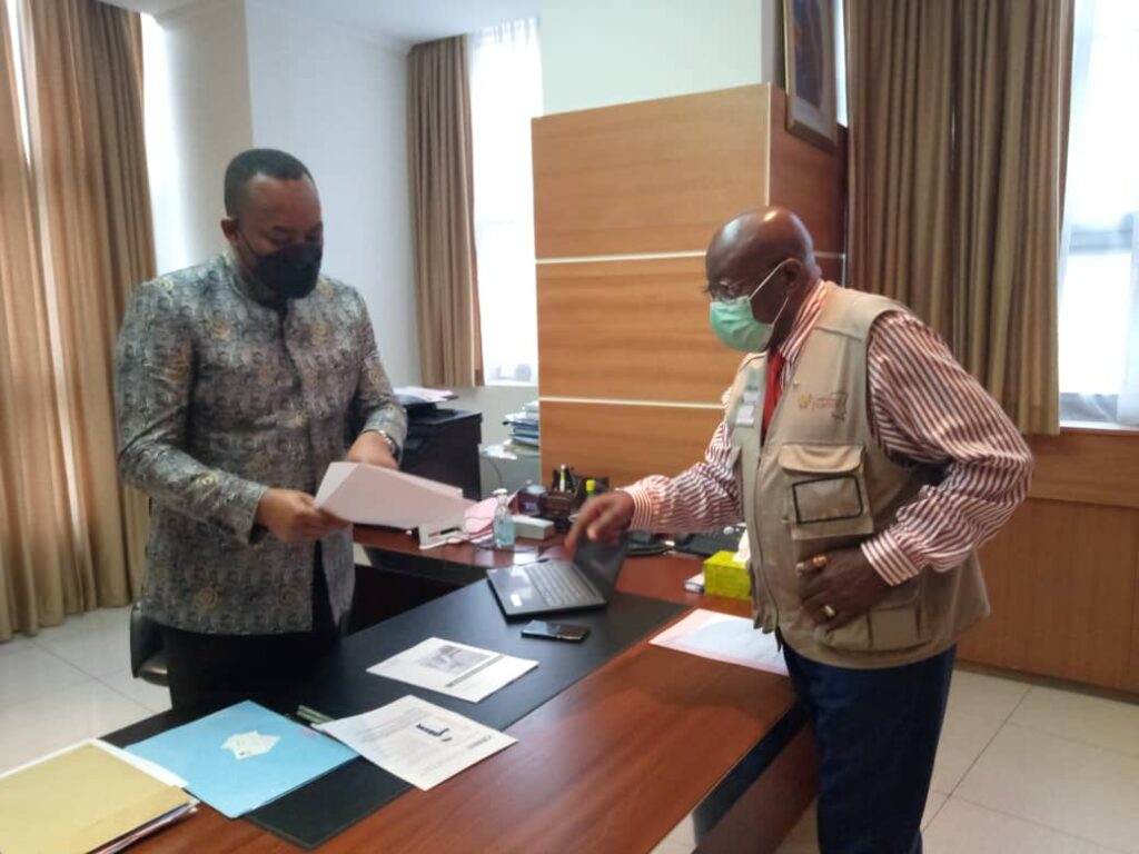 L'ambassadeur coréen chez le ministre de la santé, Eteni Longondo 3