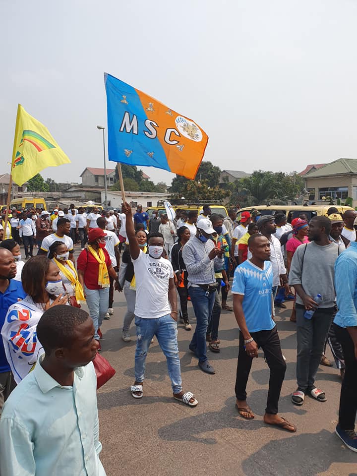 Journée paradoxale, la police transporte les manifestants par ici, et tire sur la foule là-bas. 3 combattants tués, l'UDPS demande le départ du ministre UDPS de l'Intérieur (Kabuya) 6