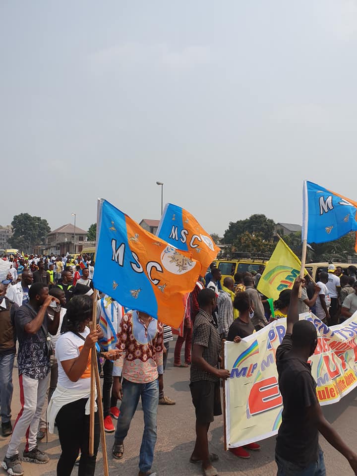Journée paradoxale, la police transporte les manifestants par ici, et tire sur la foule là-bas. 3 combattants tués, l'UDPS demande le départ du ministre UDPS de l'Intérieur (Kabuya) 7