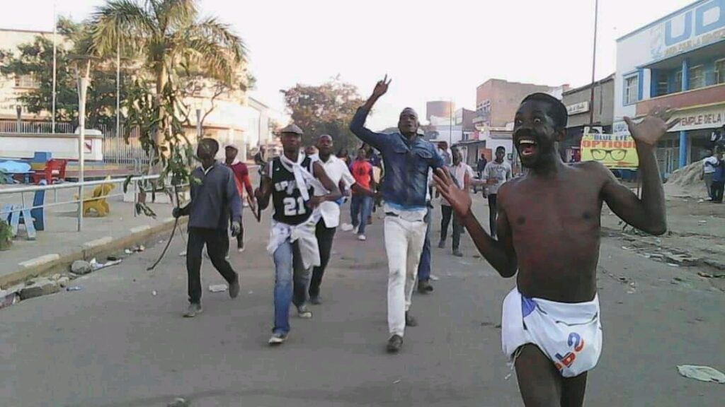 Journée paradoxale, la police transporte les manifestants par ici, et tire sur la foule là-bas. 3 combattants tués, l'UDPS demande le départ du ministre UDPS de l'Intérieur (Kabuya) 2
