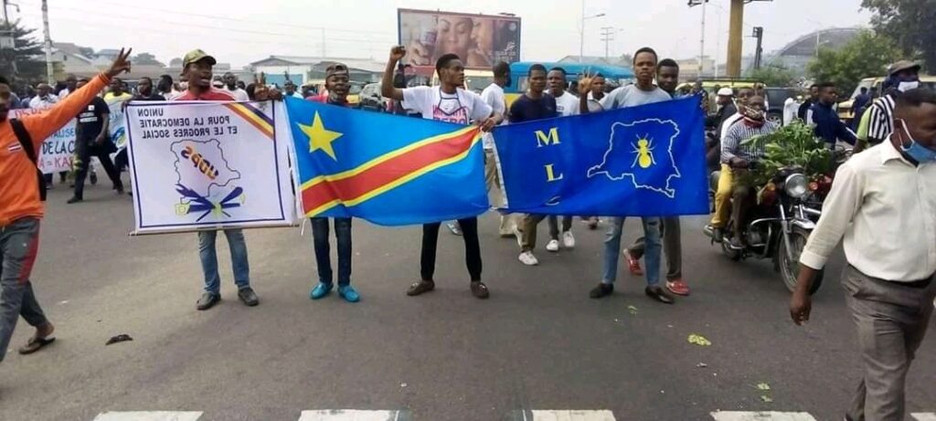 Journée paradoxale, la police transporte les manifestants par ici, et tire sur la foule là-bas. 3 combattants tués, l'UDPS demande le départ du ministre UDPS de l'Intérieur (Kabuya) 3