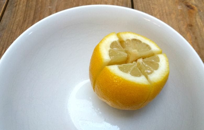 Coupez un citron et mettez-le à côté de votre lit. Pourquoi ? Tout le monde devrait essayer ça ! 1