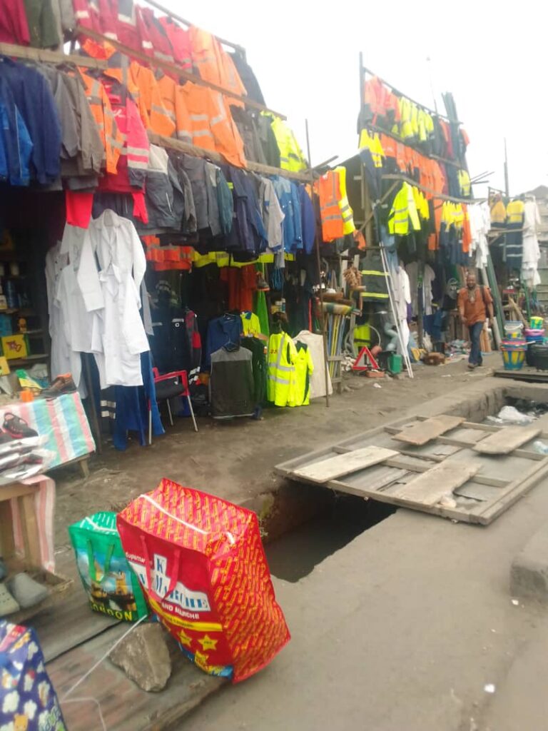 Marché Lufungula : marché des matériaux de récupération 3