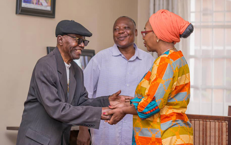 Le doyen Jeannot Bombenga chez la ministre de la culture Yolande Elebe 2